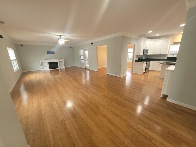 Building Photo - Stunning 4 Bedroom, 2.5 Bath Home Just 3 Blocks to Chesapeake Bay