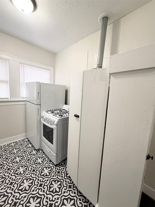 Building Photo - 1136 Berthea St
