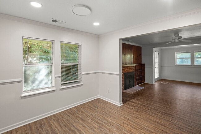 Building Photo - Updated Cottage on Haw Creek!