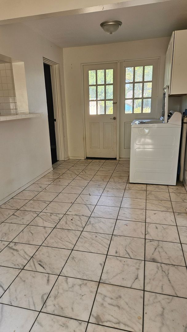 Building Photo - Spacious and privtae duplex in Tacoma