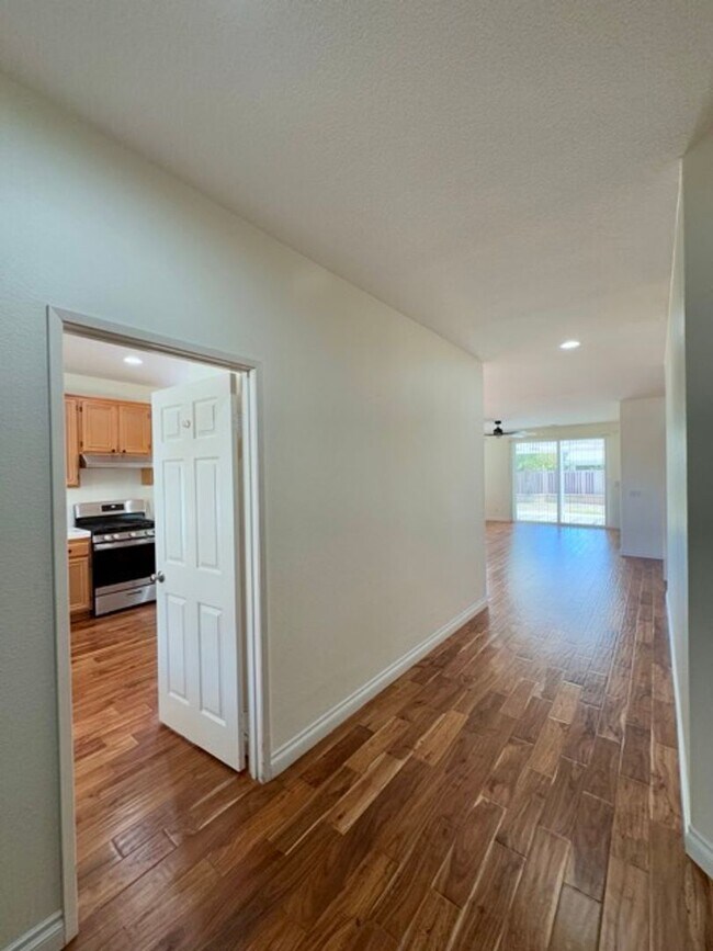 Building Photo - 4 Bedroom Menifee home available now for l...