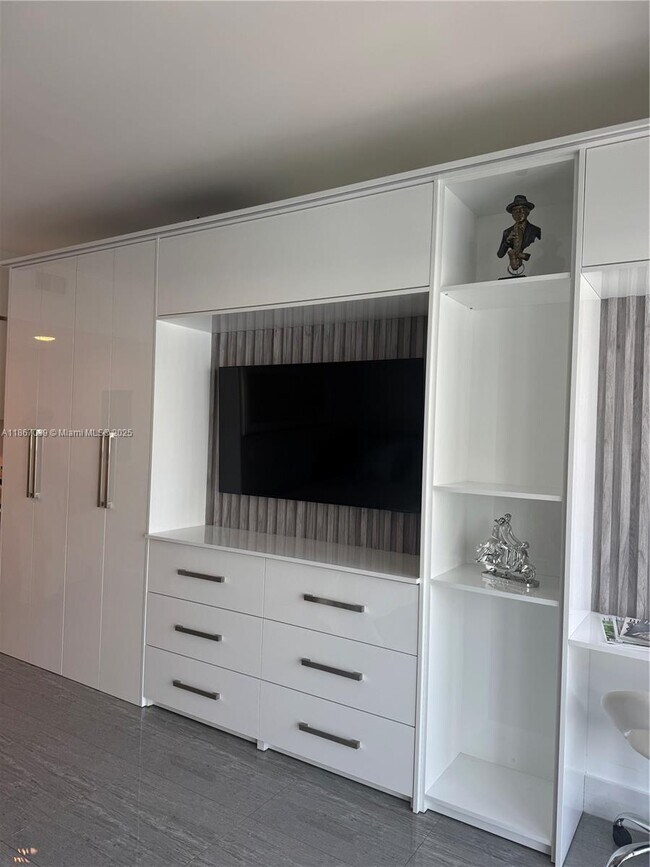 Building Photo - 1300 Brickell Bay Dr