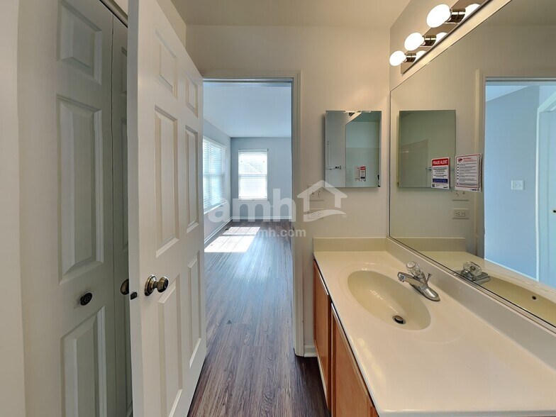 Building Photo - 2923 White Thorn Cir