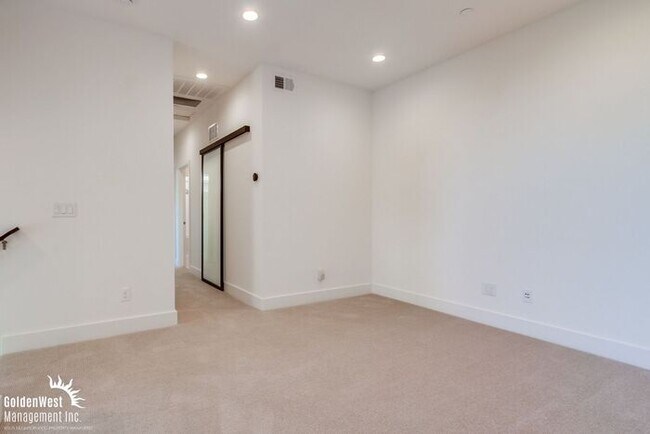Building Photo - Modern 3Bdm 2.5Ba Townhome in the Heart of...