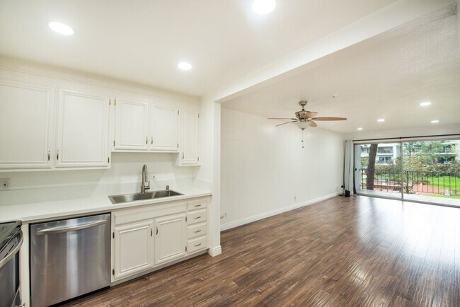 Building Photo - Newport Beach One Bedroom Beauty