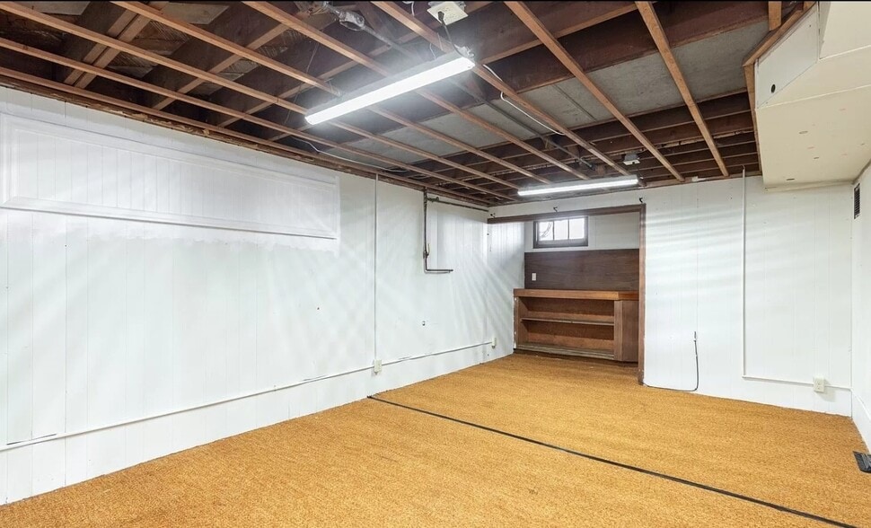 Building Photo - 6613 N Amherst St