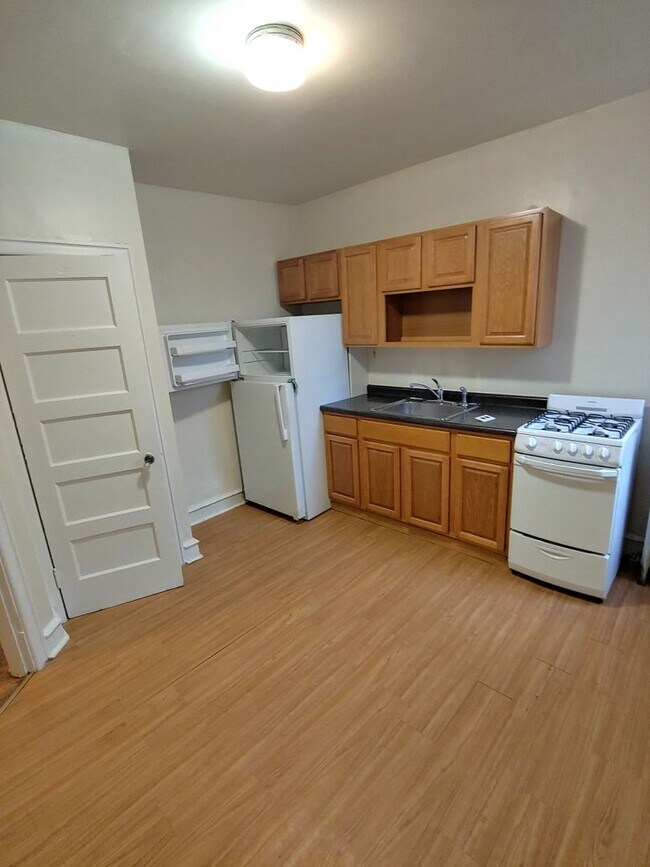 Building Photo - 5903 N Mascher St