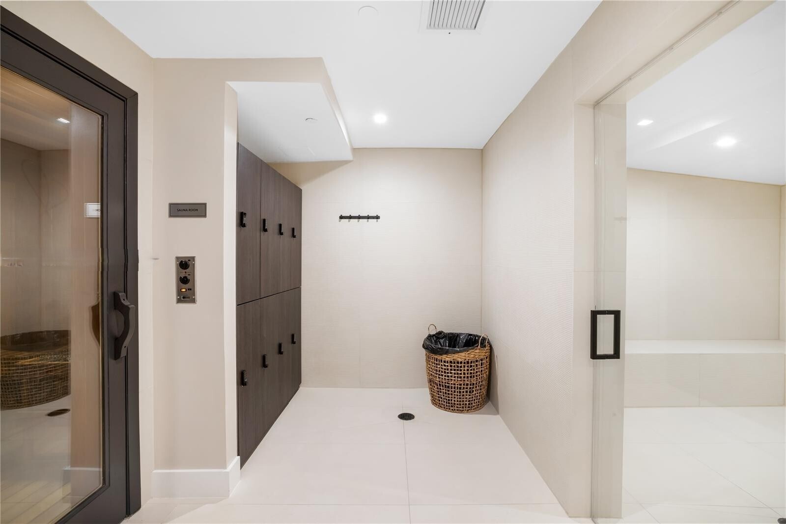 Building Photo - 15901 Collins Ave