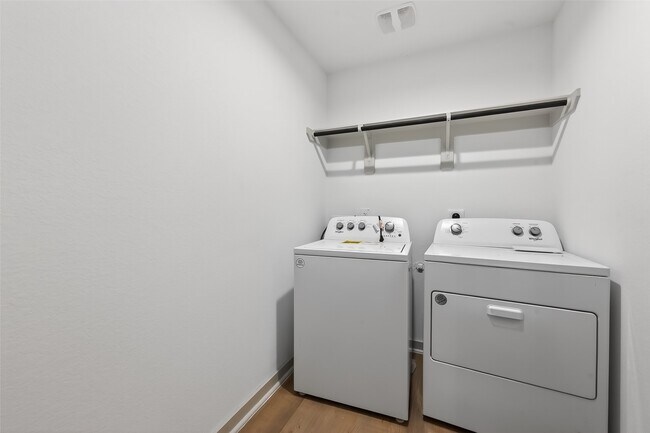 Building Photo - 827 Silver Kettle Dr
