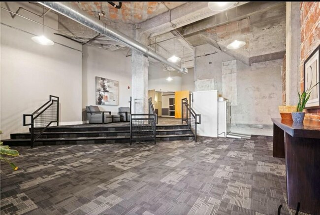 Building Photo - 321 W 7th St