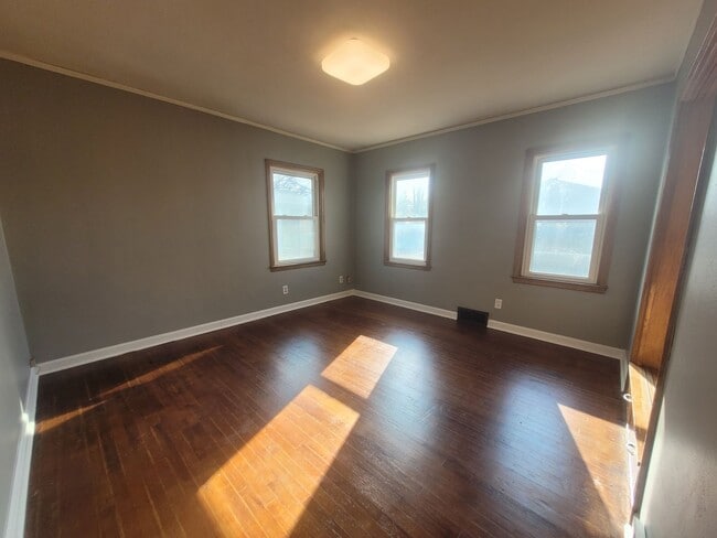 Building Photo - 2405 Maple St