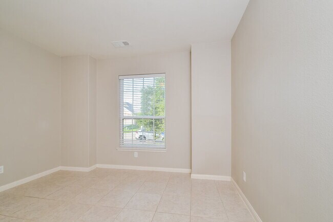 Building Photo - 2220 Mulberry Dr