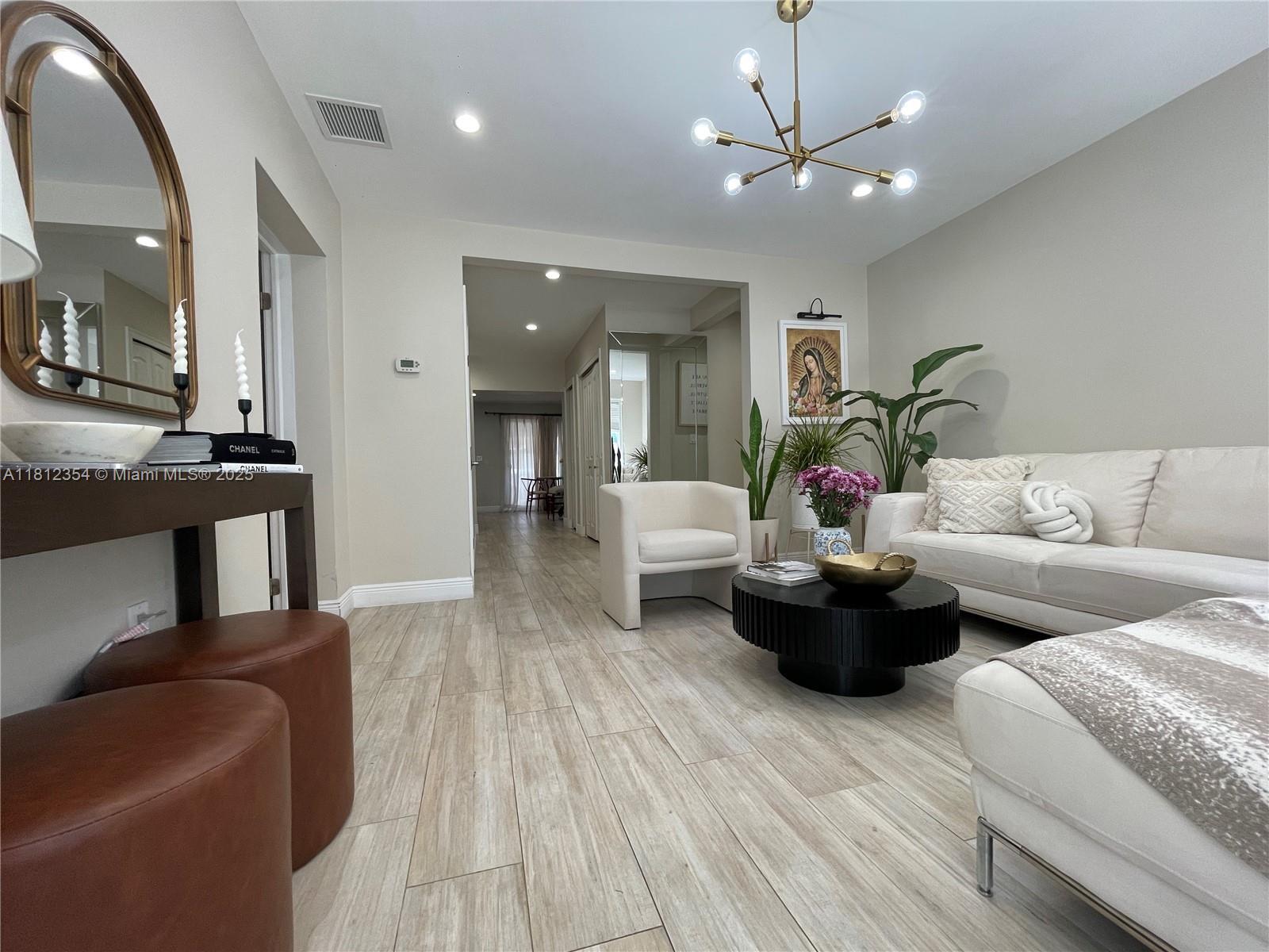 Building Photo - 557 De Leon Dr