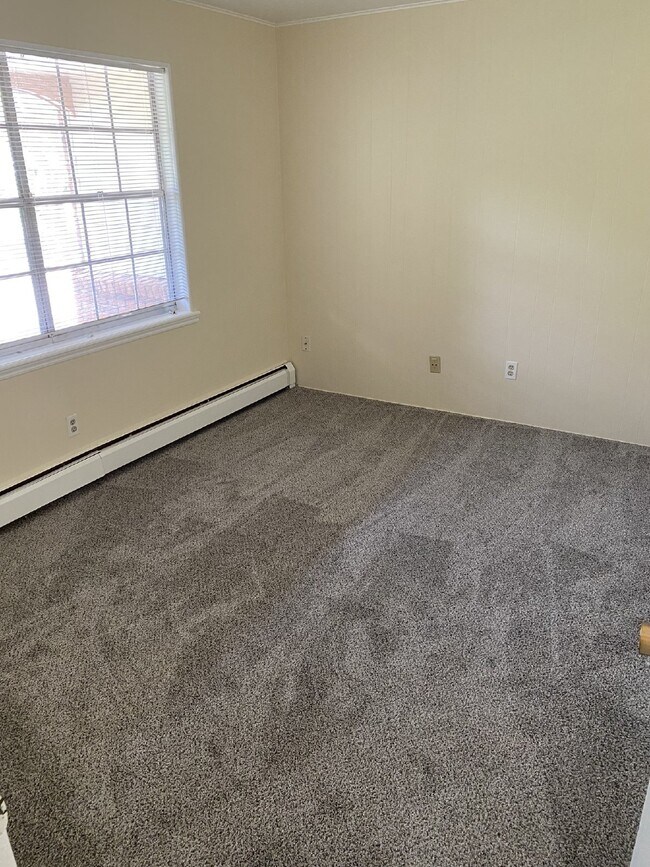 Building Photo - Don't miss out on this 5 bed 2.5 bath hous...