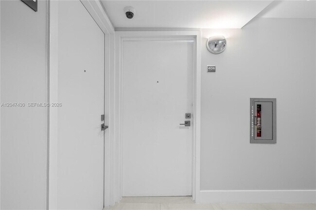 Building Photo - 2457 Collins Ave