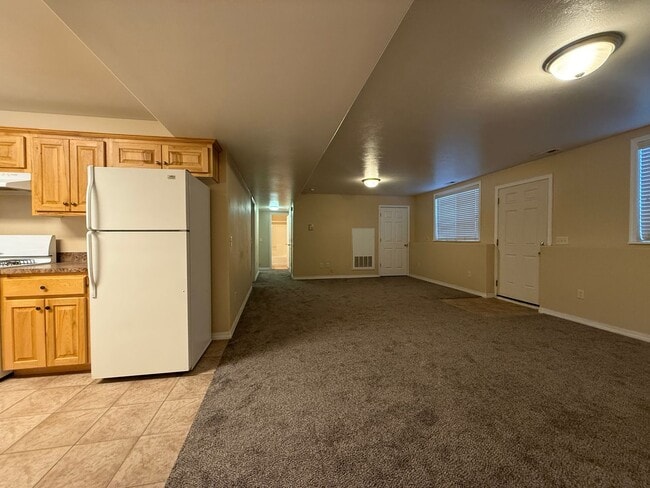 Building Photo - 460 Center St