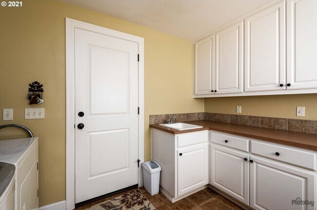 Laundry - 3272 Jayhawk Ct