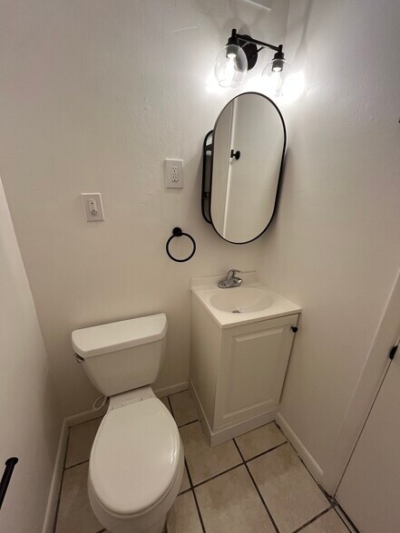 Building Photo - 810 E Redondo Dr