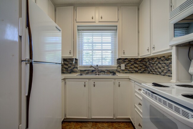 Building Photo - Pre-Leasing for Fall 2025 - Cute 2 Bedroom...