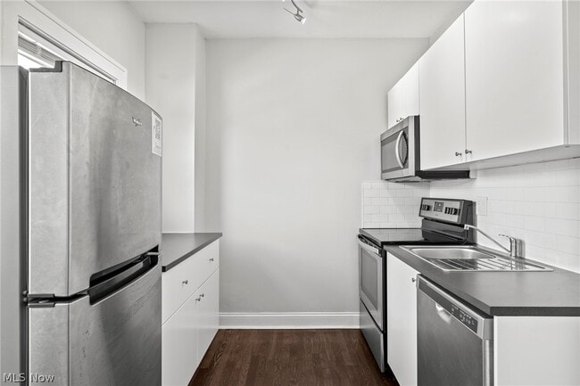 Building Photo - 1385 Cranford Ave