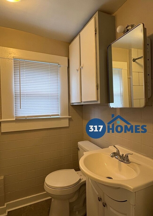Building Photo - Lovely 2 Bedroom Duplex