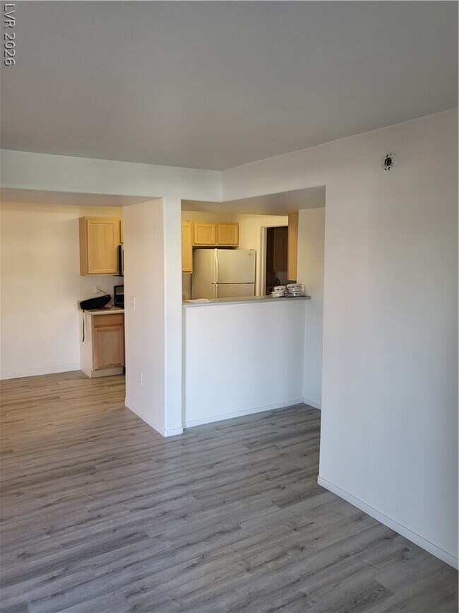 Building Photo - 950 Seven Hills Dr
