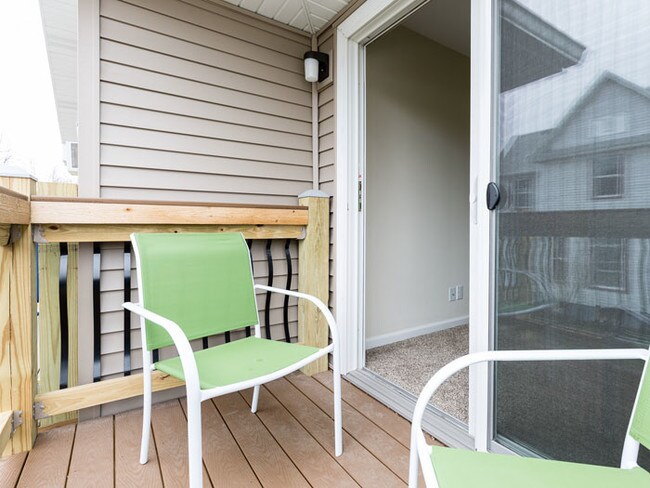 Building Photo - 1221 N Logan Ave