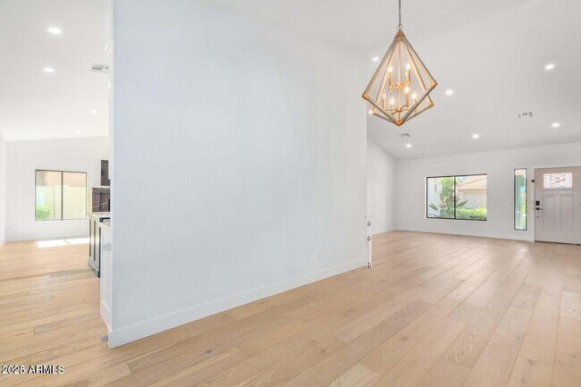Building Photo - 5715 E Campo Bello Dr
