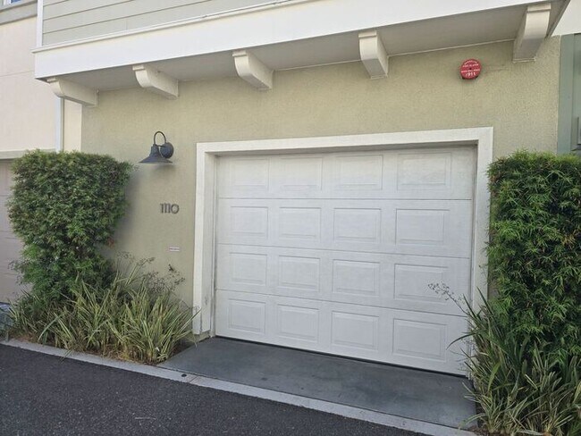 Building Photo - Modern Oceanside Home with Spacious Layout in a Desirable Community