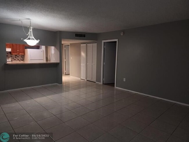Building Photo - 4174 Inverrary Dr