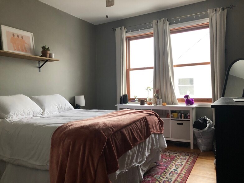 Bedroom 3 - 4933 N Winthrop Ave
