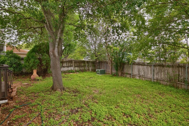 Building Photo - Freshly Renovated! Great Location! Such a sweet home