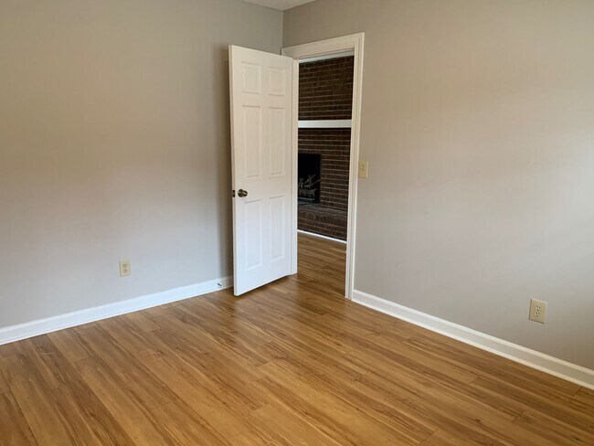 Building Photo - Spacious 4 Bed | 3 Bath Split Level Home i...