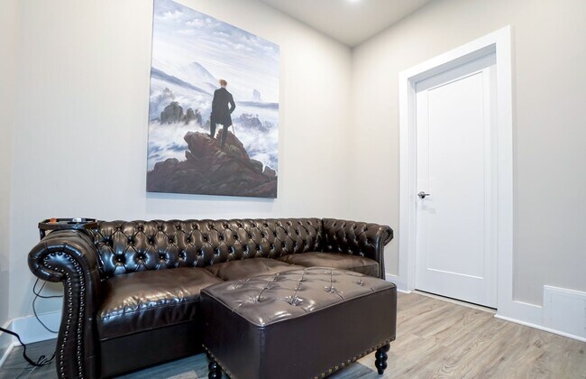 Building Photo - Two-Level 1BR w/ Den Next to Walter Reed a...