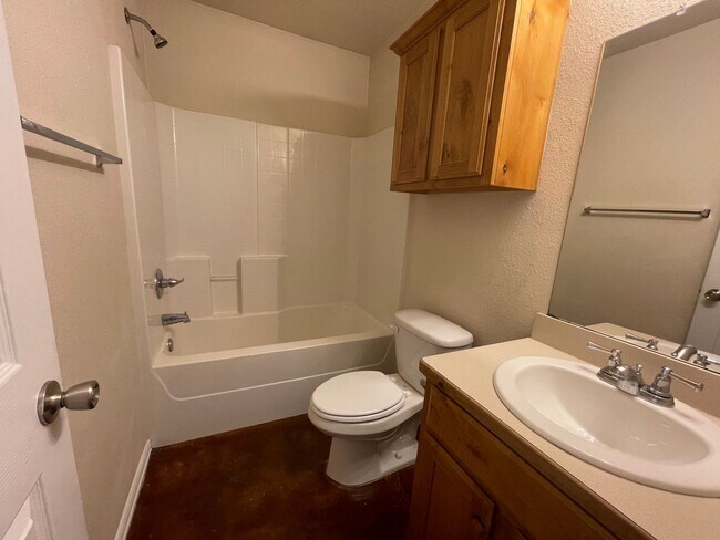 Building Photo - 100/102 Crossbow Ct.