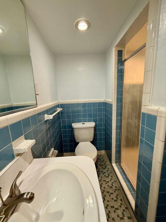 Building Photo - Euclid/Woodlawn Roommate Dream 4/3 home