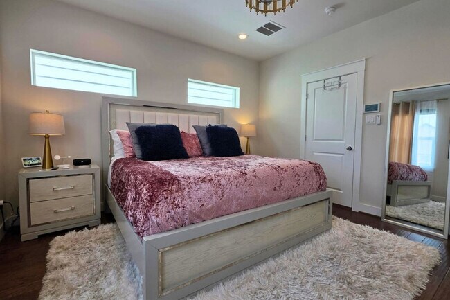 Building Photo - 5342 Donovan Gdns Ln