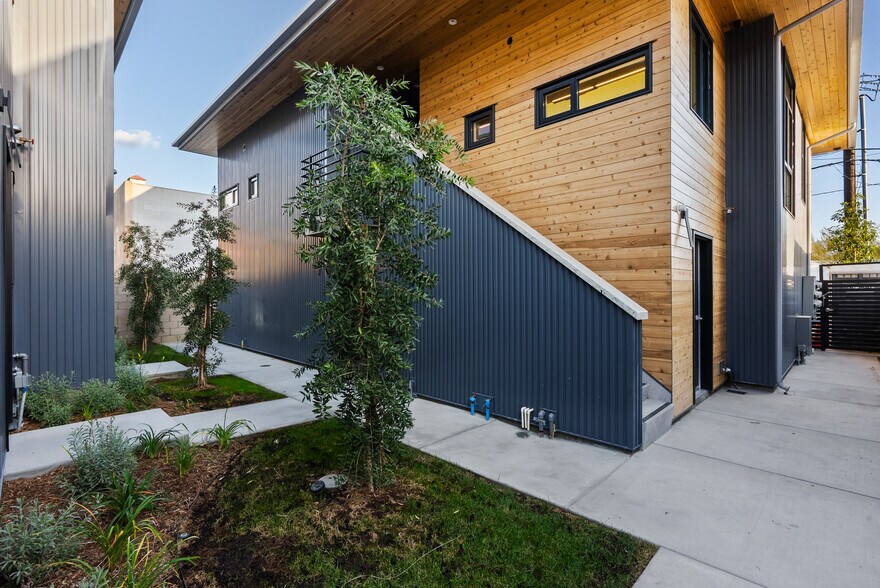 Building Photo - 922 W Clark Ave