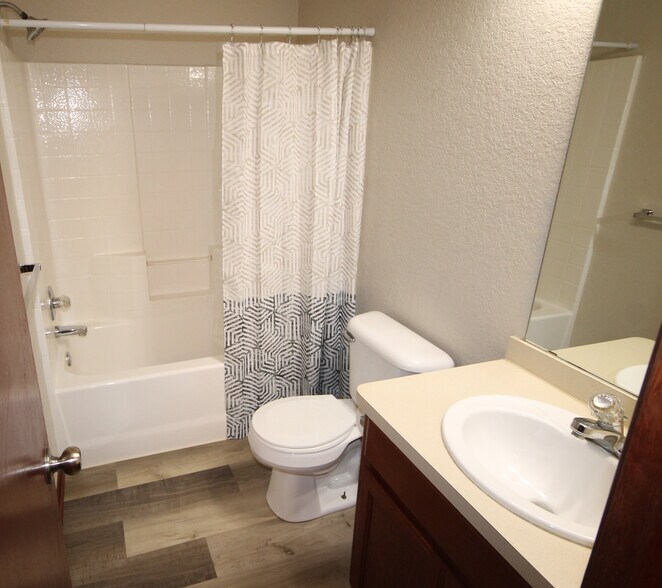 HALL BATH - 16405 Osceola Trl
