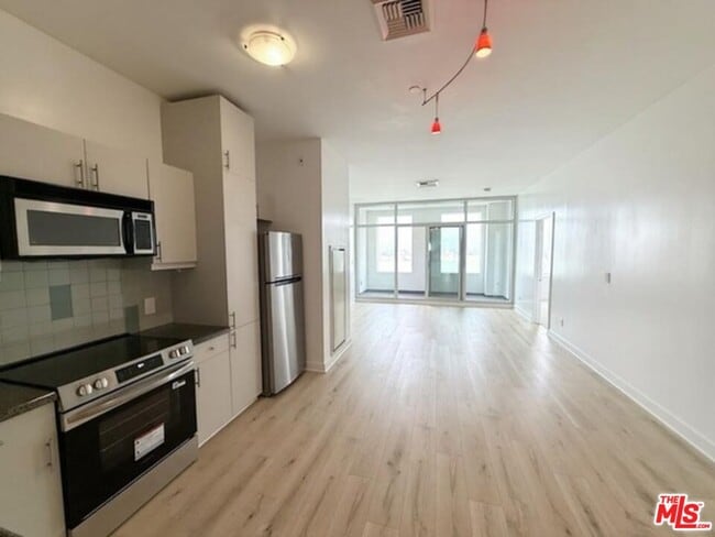 Building Photo - 3810 Wilshire Blvd