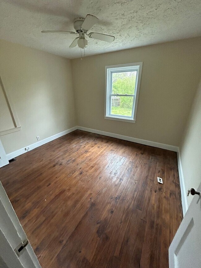 Building Photo - 102 White Ave