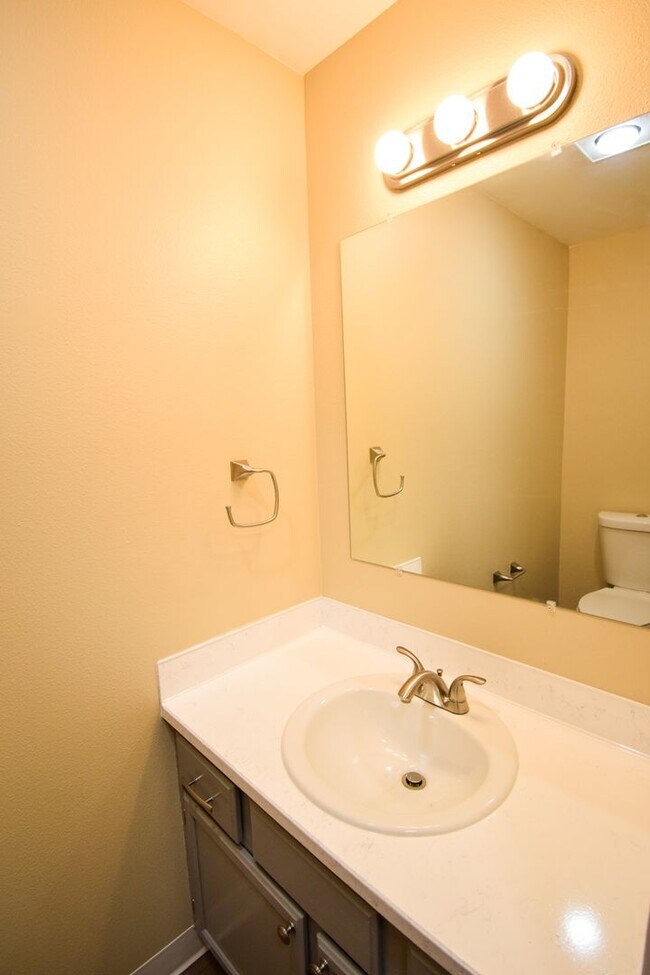 Building Photo - Newly Updated 2 Bedroom 1.5 Bath Townhouse...