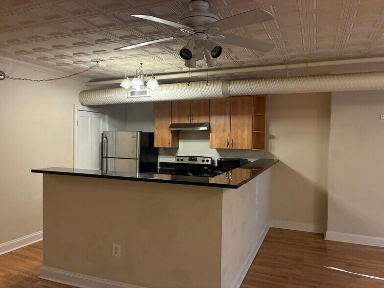 Building Photo - 2105 N Charles St