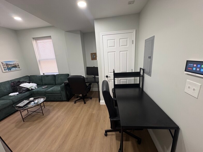 Building Photo - 1024 Race St