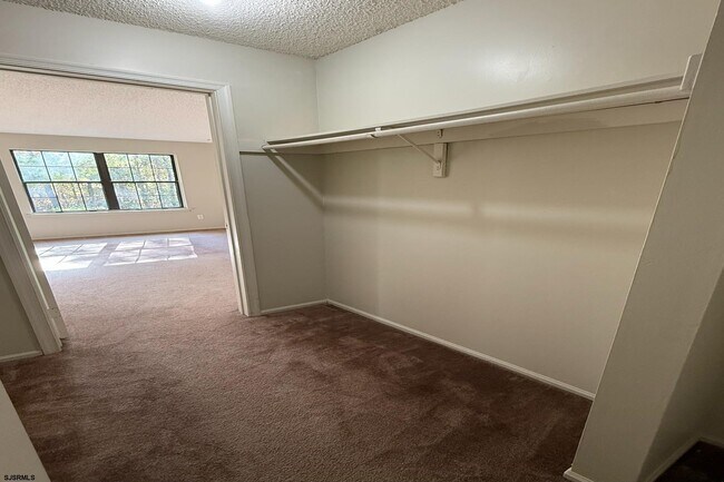 Building Photo - 166 Sussex Pl