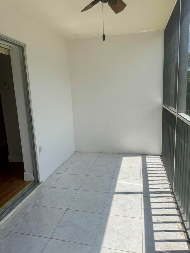 Building Photo - 200 E Royal Palm Rd