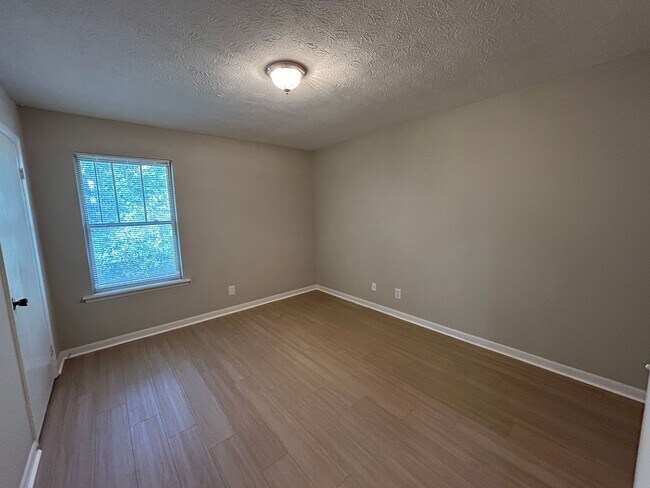 Building Photo - McCullars- 420