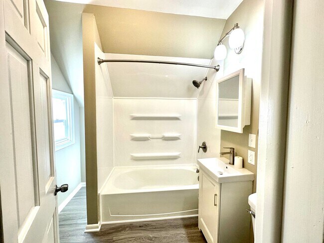 Building Photo - AVAILABLE JUNE - 5 Bed, 2 Bath Newly Renovated Home