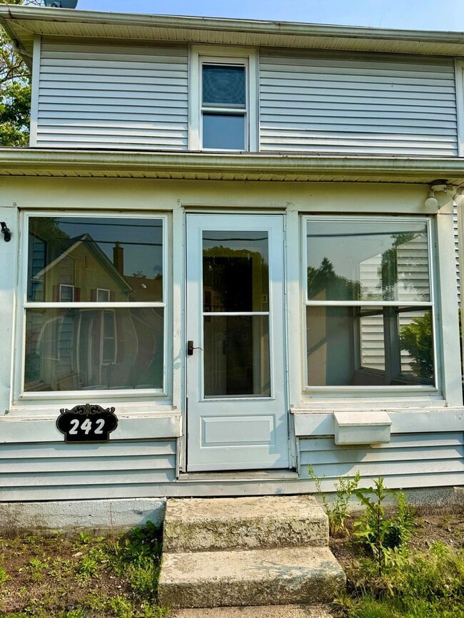Building Photo - Spacious 3 Bedroom House with 1 bath for R...