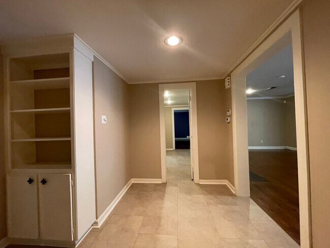 Building Photo - AVAILABLE NOW --3 BEDROOM 2 BATH HOME IN T...